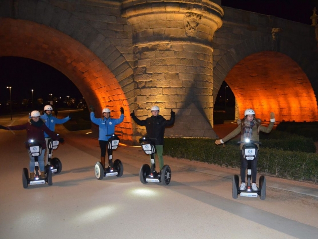 Segway nocturno junto al puenle